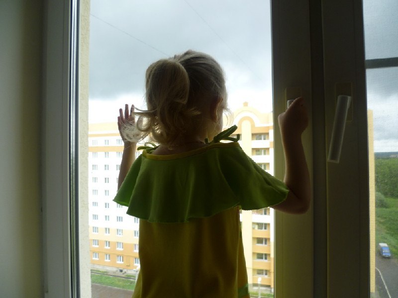 Для безопасности детей  закройте окна